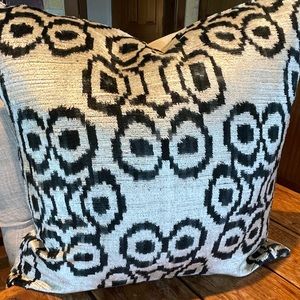 MD Home, NWOT Pillow  cover, dk. Navy and white